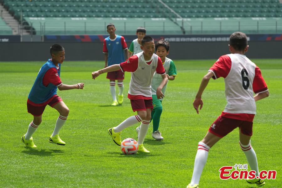 Tibet : 40 enfants tibétains jouent au football avec leurs pairs à Beijing