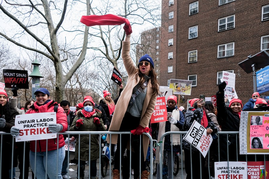 Photo montrant des manifestants à l'extérieur de l'hôpital Mont Sinai à Manhattan, dans la ville de New York, aux Etats-Unis, le 11 janvier 2023, des milliers d'infirmiers et infirmières de New York faisant grève contre le manque de personnels, des salaires bas, entre autres. (Xinhua/Ziyu Julian Zhu)
