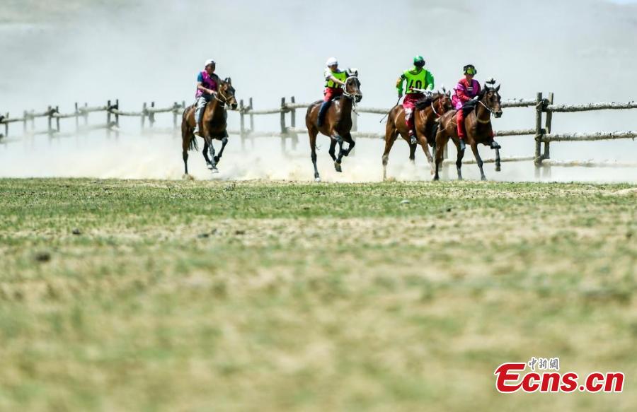 Des éleveurs participant à la course de chevaux, le 4 juin 2023. (Liu Xin / China News Service)
