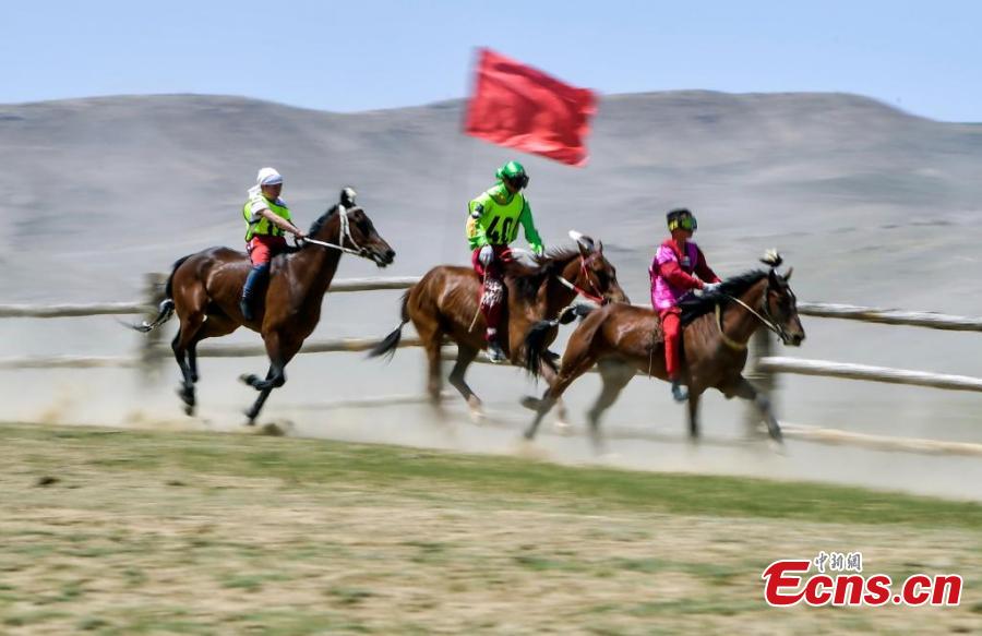 Xinjiang : une course de chevaux attire les touristes