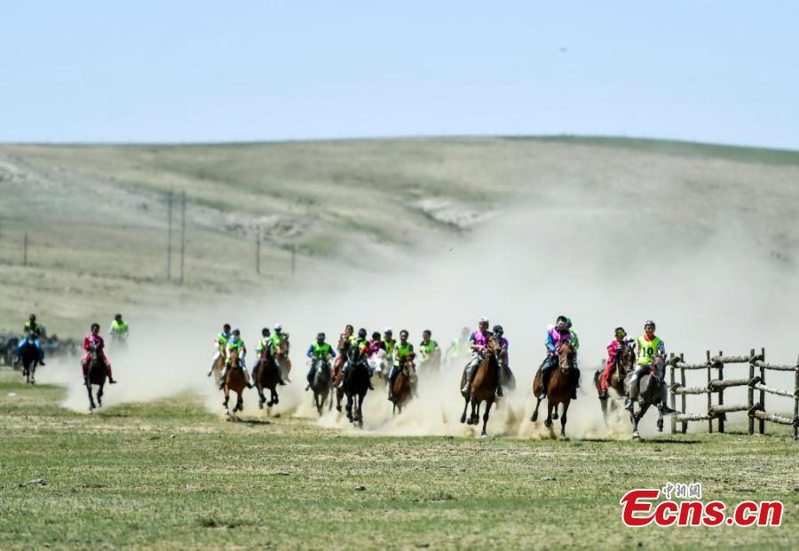 Xinjiang : une course de chevaux attire les touristes