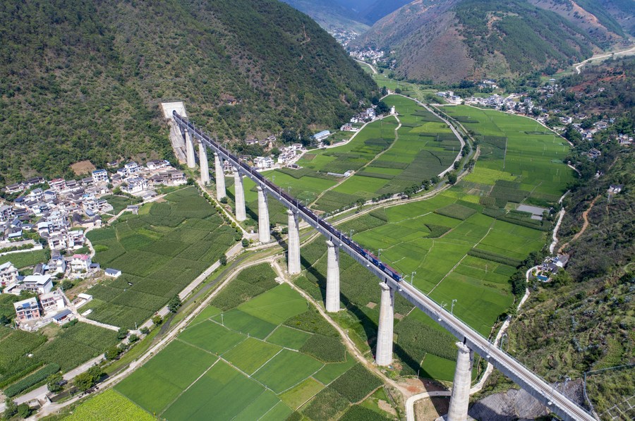 Photo aérienne d'un train de marchandises parcourant le grand pont Xishansi de la section Dali-Baoshan du chemin de fer Dali-Ruili, dans la province chinoise du Yunnan (sud-ouest), le 22 juillet 2022. (Photo : Chen Xinbo)