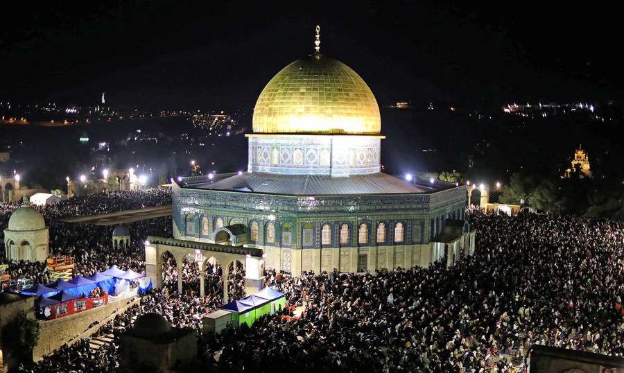 Des musulmans participent à une prière de nuit durant le Ramadan dans le complexe de la mosquée Al-Aqsa dans la vieille ville de Jérusalem, le 17 avril  2023. (Xinhua / Muammar Awad)