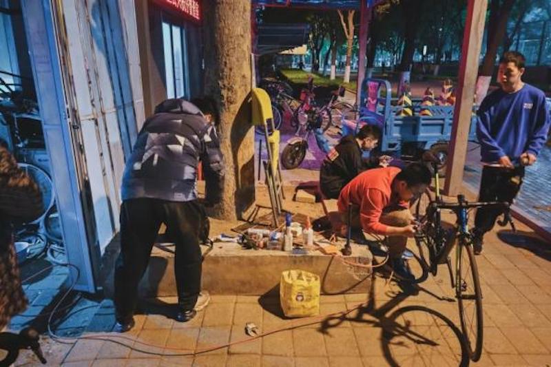 L'Université Tsinghua offre un service gratuit de réparation de vélos