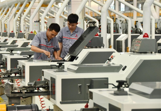 Dans une entreprise de production de fixations du district de Yongnian, à Handan, dans la province du Hebei (nord de la Chine), des ouvriers sont occupés sur la chaîne de production. (Photo / afastener.com)