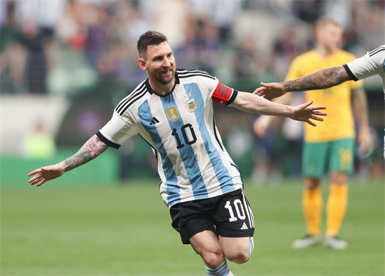 Lionel Messi, capitaine de l'équipe d'Argentine, célèbre son but lors d'un match amical face à l'Australie qui s'est déroulé le 15 juin à Beijing (Xinhua/Jia Haocheng).