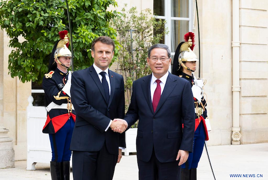 Le Premier ministre chinois Li Qiang rencontre le président français Emmanuel Macron au Palais de l'Elysée à Paris, en France, le 22 juin 2023. (Xinhua/Huang Jingwen)