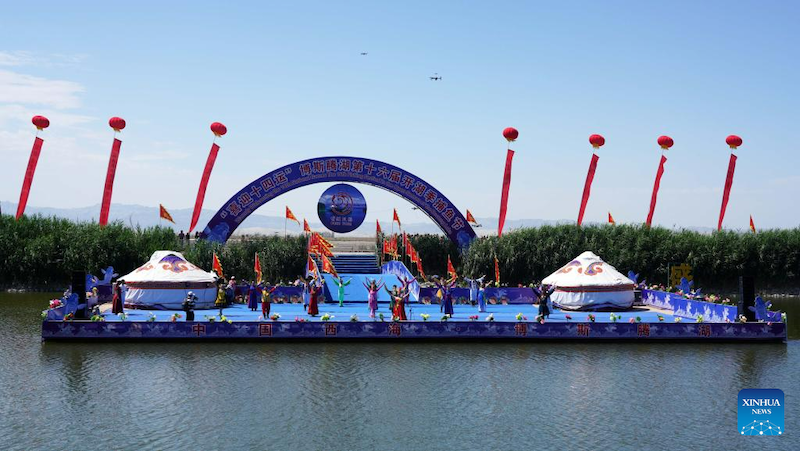 Xinjiang : un festival de la pêche organisé pour saluer la nouvelle saison de pêche