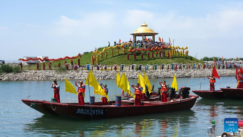 Xinjiang : un festival de la pêche organisé pour saluer la nouvelle saison de pêche