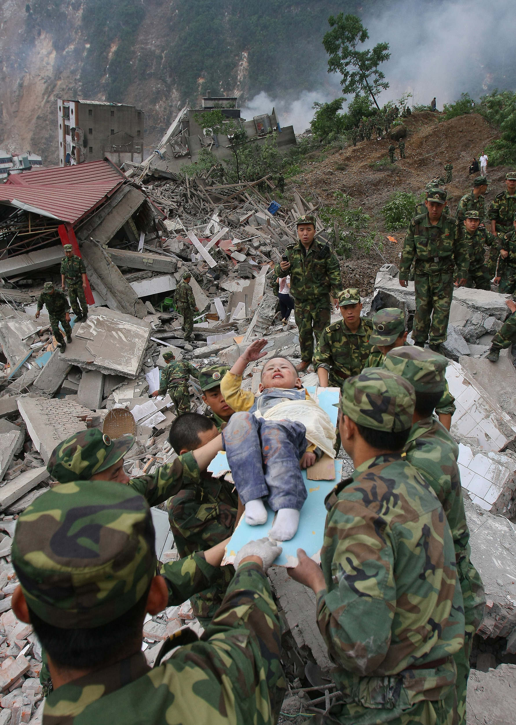 Lang Zheng salue les soldats de l’Armée populaire de libération (APL) après avoir été extrait des décombres lors du tremblement de terre à Wenchuan (Sud-Ouest de la Chine) en 2008. [Photo/VCG]