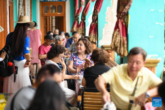 Les habitants profitent de leur temps libre pour se retrouver dans une maison de thé dans la vieille ville de Kashgar située dans la région autonome ouïgoure du Xinjiang. Photo prise le 13 juin 2023. (Xinhua/ Hu Huhu)