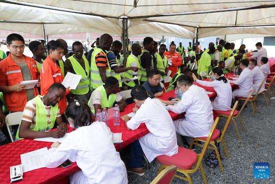 Les médecins du 12e groupe de l'équipe médicale chinoise au Ghana fournissent des services cliniques gratuits à des travailleurs ghanéens et chinois à Accra, capitale du Ghana, le 22 juin 2023. (Seth / Xinhua)