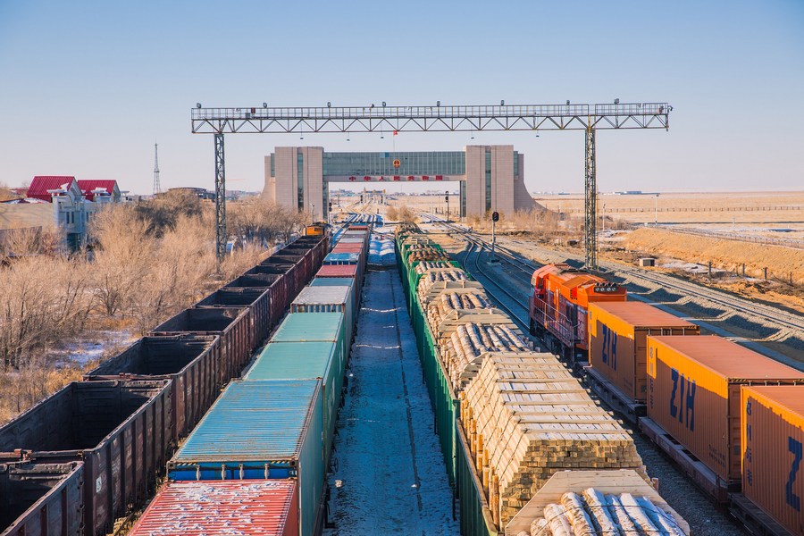 Photo de trains de fret au port d'Erenhot, dans la région autonome de Mongolie intérieure, dans le nord de la Chine, le 8 janvier 2021. (Photo : Guo Pengjie)