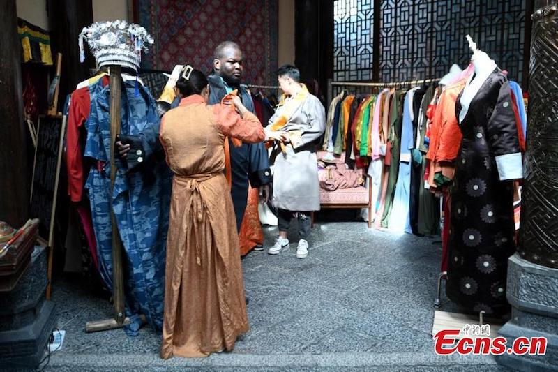 La « génération Z » des pays étrangers s'habille en costumes tibétains