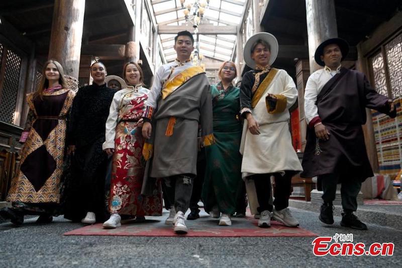 La « génération Z » des pays étrangers s'habille en costumes tibétains