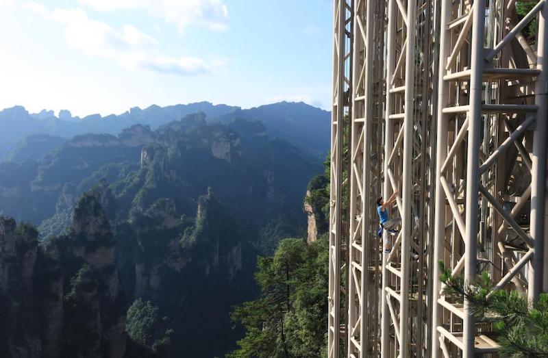 L'« homme-araignée » français escalade l'« Echelle Céleste de Bailong » à Zhangjiajie