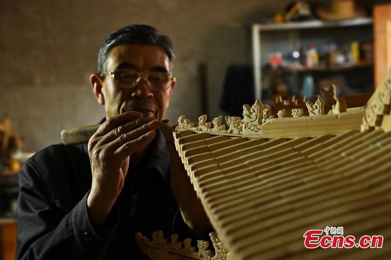 Gansu : un artisan de 70 ans crée une tourelle miniature de la Cité Interdite de Beijing