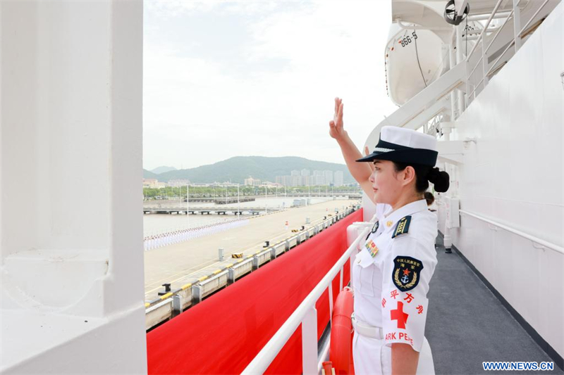 Départ d'un navire-hôpital de la marine chinoise pour une mission humanitaire