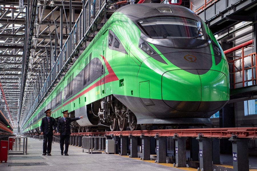 Un train à grande vitesse "Fuxing" dans un centre de préparation à Lhassa, capitale de la région autonome du Tibet, dans le sud-ouest de la Chine, le 11 janvier 2023. (Photo : Sun Fei)