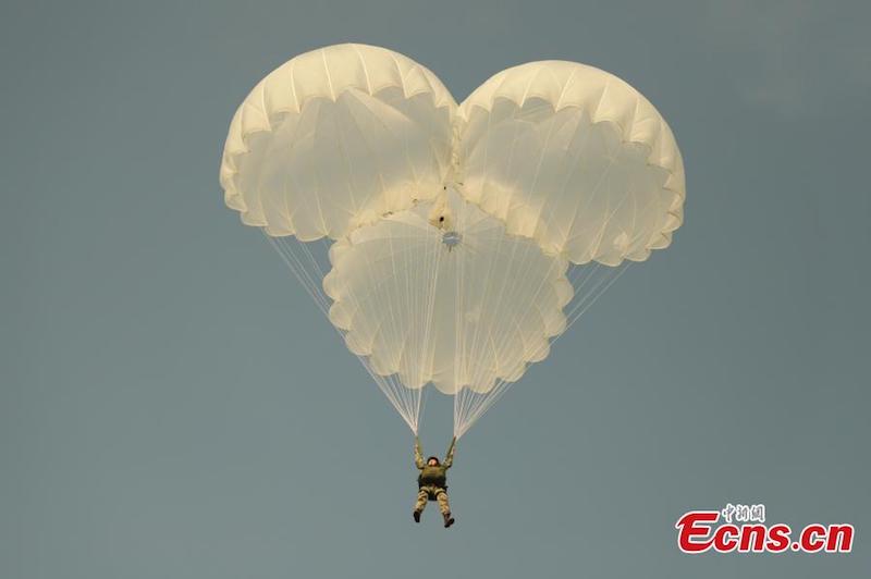 Les soldats des opérations spéciales de l'armée chinoise s'entraînent au parachutisme
