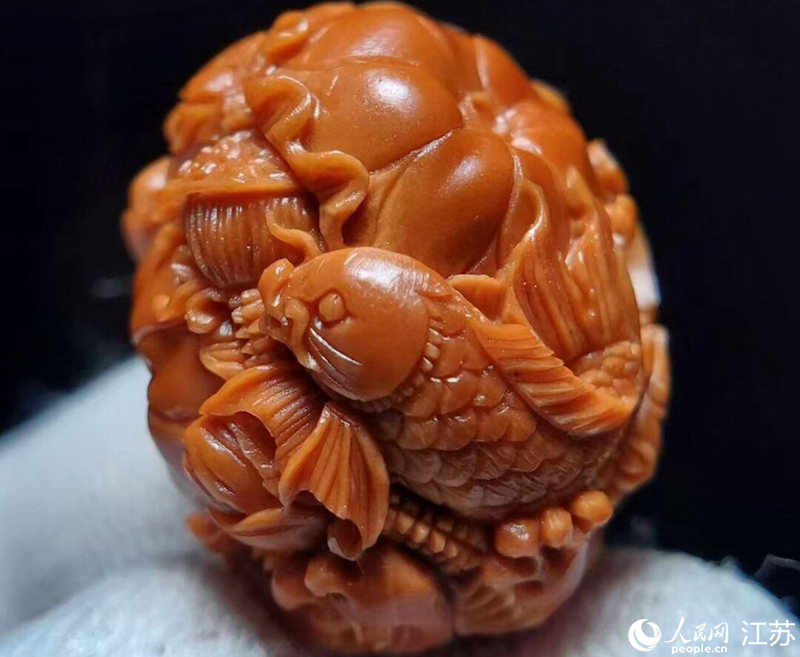 Jiangsu : à Suzhou, la sculpture de noyaux de fruits apporte de la richesse aux artisans
