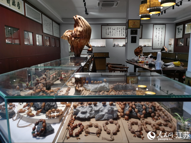 Jiangsu : à Suzhou, la sculpture de noyaux de fruits apporte de la richesse aux artisans