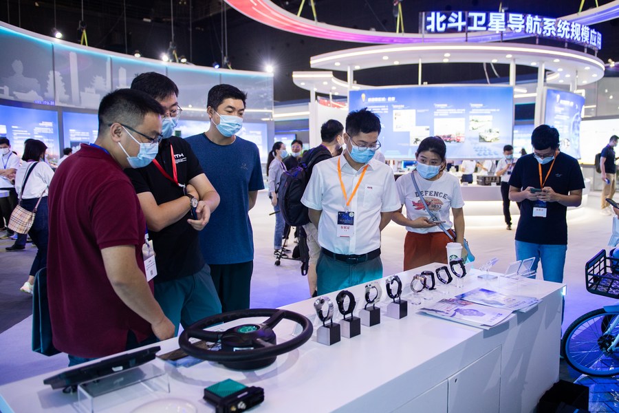 Des gens visitent le premier Sommet international sur les applications du système de navigation par satellite BeiDou, à Changsha, capitale de la province du Hunan (centre de la Chine), le 16 septembre 2021. (Photo / Xinhua)