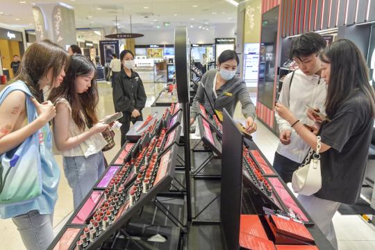 Des clients achètent des produits cosmétiques dans un magasin duty-free à Haikou dans la province de Hainan. (Luo Yunfei / China News Service)