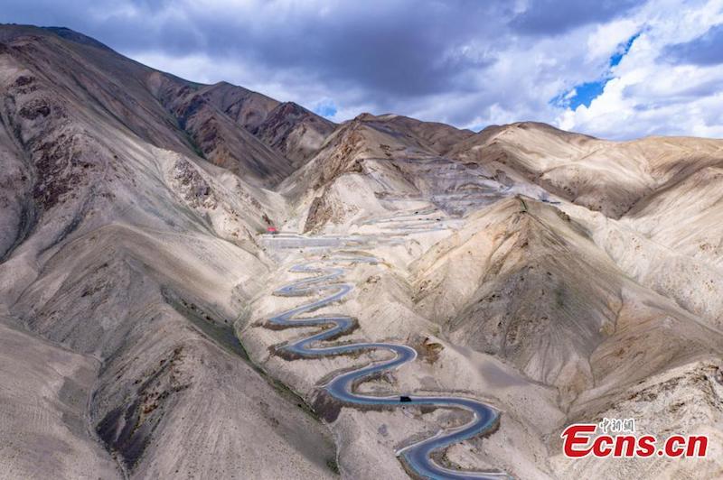 Xinjiang : la spectaculaire route en forme de dragon de Panlong et ses 600 virages en épingle à cheveux