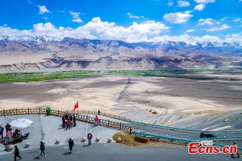 Xinjiang : la spectaculaire route en forme de dragon de Panlong et ses 600 virages en épingle à cheveux