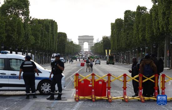 Des policiers patrouillent sur les routes fermées des Champs Elysées à Paris, France. (Photo/Xinhua)