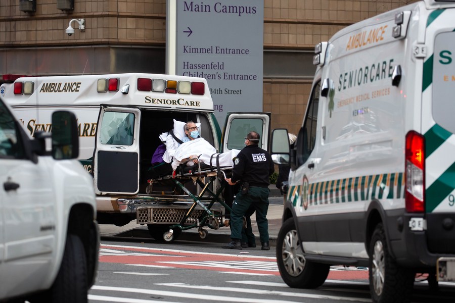 Des agents de santé transportent un patient vers une ambulance à l'extérieur d'un centre médical à New York, aux Etats-Unis, le 8 janvier 2021. (Michael Nagle/Xinhua) 