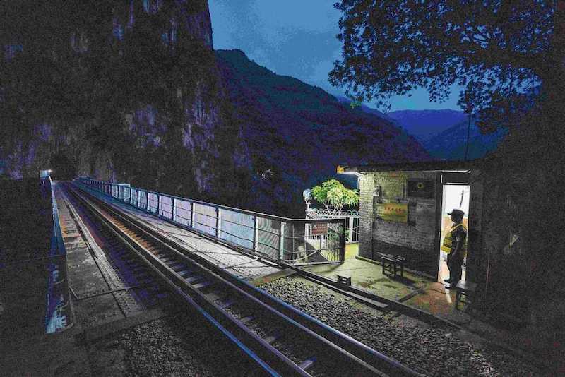 Yunnan : un garde « à la maison » sur un pont de chemin de fer