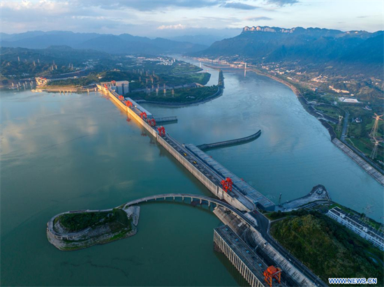 Photo aérienne prise le 9 juillet 2023 de la centrale hydroélectrique des Trois Gorges, à Yichang, dans la province chinoise du Hubei (centre). Selon des données officielles publiées lundi, la centrale hydroélectrique des Trois Gorges sur le fleuve Yangtsé en Chine a généré plus de 1.600 milliards de kWh d'électricité en 20 ans depuis la mise en service de son premier groupe électrogène pour produire de l'électricité en juillet 2003. (Photo : Wang Gang)
