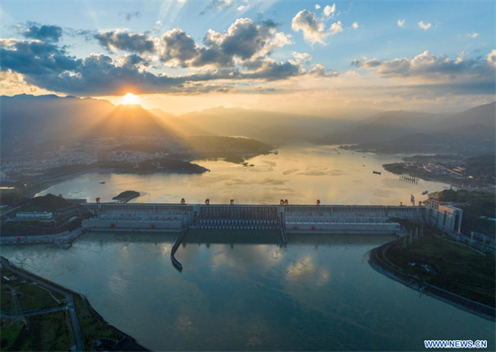 Photo aérienne prise le 9 juillet 2023 de la centrale hydroélectrique des Trois Gorges, à Yichang, dans la province chinoise du Hubei (centre). Selon des données officielles publiées lundi, la centrale hydroélectrique des Trois Gorges sur le fleuve Yangtsé en Chine a généré plus de 1.600 milliards de kWh d'électricité en 20 ans depuis la mise en service de son premier groupe électrogène pour produire de l'électricité en juillet 2003. (Photo : Wang Gang)