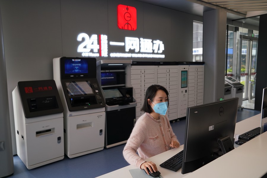 Une citoyenne s'occupe des affaires dans la zone spéciale de Lingang de la zone pilote de libre-échange de Shanghai (est), le 12 mai 2023. (Photo: Ma Ning)