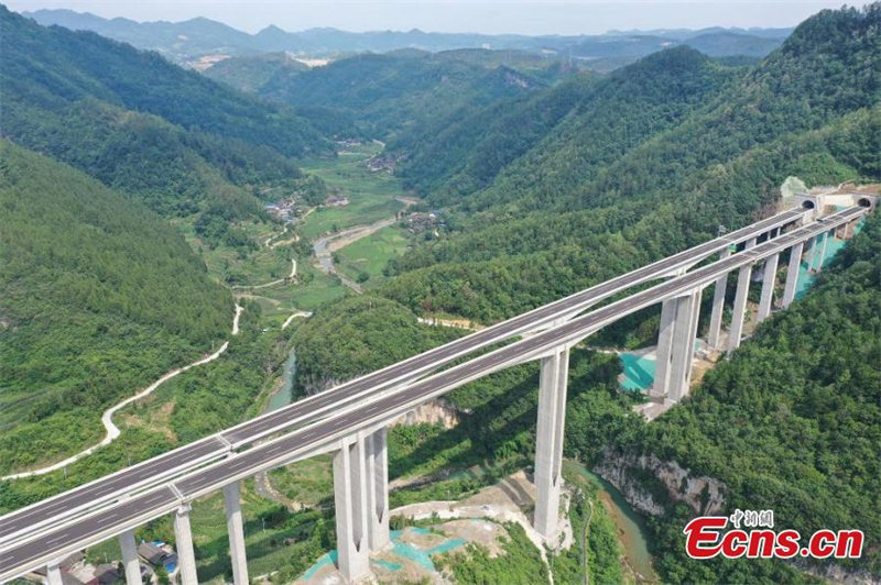 Guizhou : la voie express Deyu ouverte à la circulation