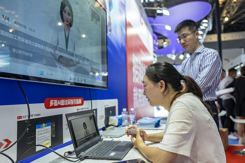 Le public assiste à une interview sur l'intelligence artificielle sur place le 6 juillet lors de la Conférence mondiale sur l'intelligence artificielle 2023 à Shanghai. (Wang Chu / Pic.people.com.cn)
