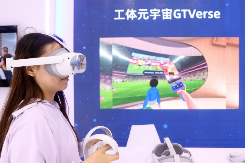 Une visiteuse fait l'expérience du métaverse à travers la réalité virtuelle lors de l'exposition thématique du stand de la Conférence mondiale sur l'économie numérique 2023, le 4 juillet 2023 à Beijing. (Chen Xiaogen / Pic.people.com.cn)
