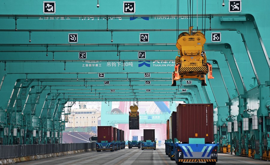 Des robots transportant des conteneurs dans le port de Tianjin, à Tianjin, dans le nord de la Chine, le 7 juillet 2023. (Photo : Zhao Zishuo)