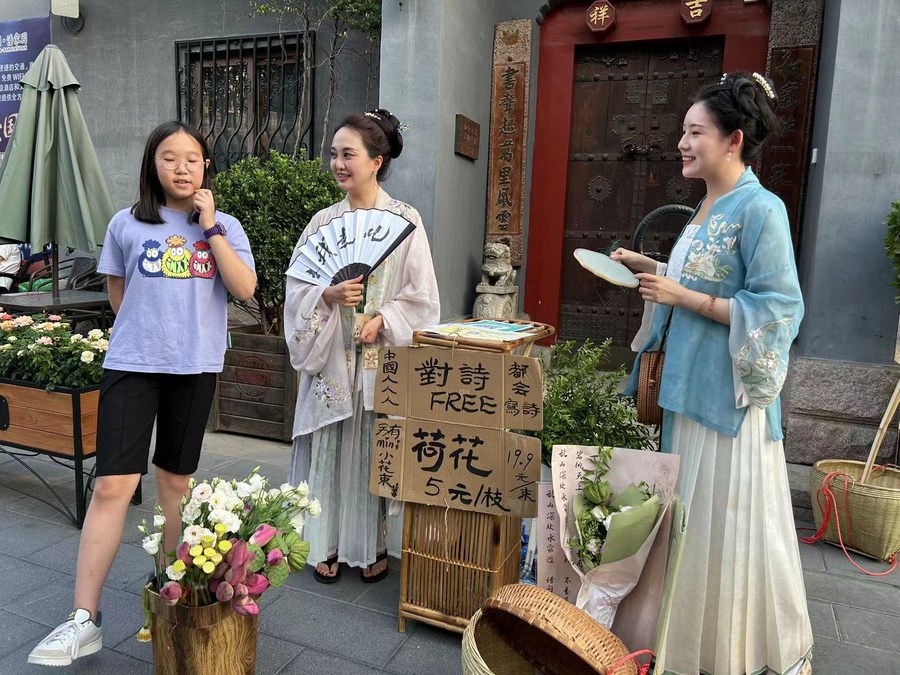 Des passionnés de Hanfu organisent un événement de promotion du Hanfu au marché d'antiquités de Panjiayuan, le 14 juillet 2023 à Beijing. (Photo / Xinhua)
