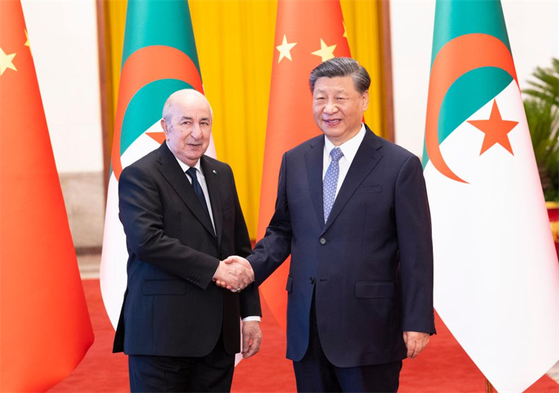 Xi Jinping s'entretient avec le président algérien