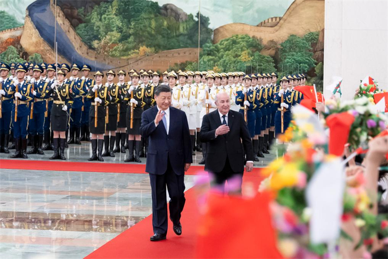 Xi Jinping s'entretient avec le président algérien