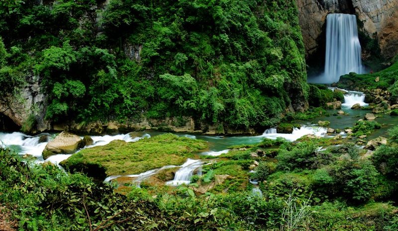 Guizhou: les montagnes verdoyantes et les eaux limpides ornent les sites pittoresques