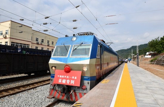Un train transportant des travailleurs se rendant au champ pour récolter du poivre du Sichuan a été mis en service le 20 juillet dans la province du Shaanxi. (Chen Zhe / Quotidien du Peuple en ligne)