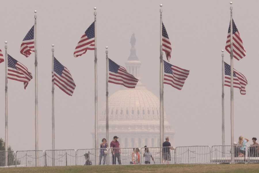 Des gens devant le Capitole noyé dans la brume à Washington D.C., aux Etats-Unis, le 29 juin 2023. (Aaron Schwartz/Xinhua)