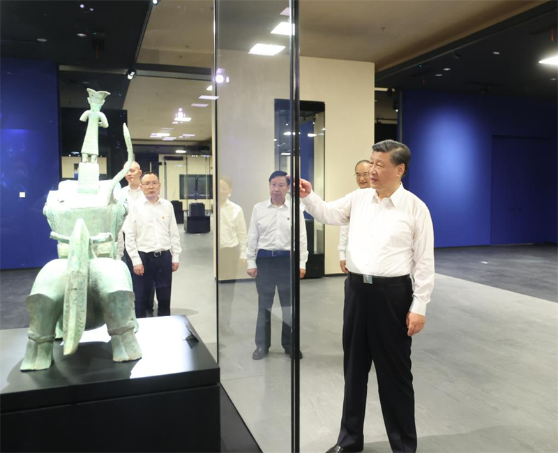 Xi Jinping inspecte le Sichuan