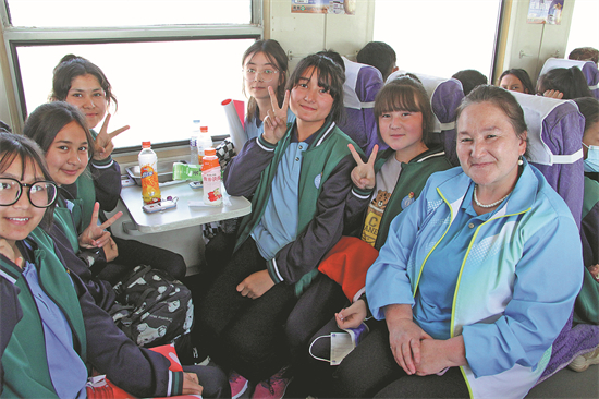 Un groupe d'étudiants et leur professeur partent en voyage d'étude en train le long de la voie ferrée Hotan-Ruoqiang dans la région autonome ouïghoure du Xinjiang (nord-ouest de la Chine) en mai. (Photo / Xinhua)