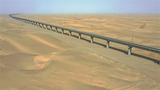 Une vue d'un viaduc sur le sable de la voie ferrée Hotan-Ruoqiang en mai 2022. (Photo / Xinhua)