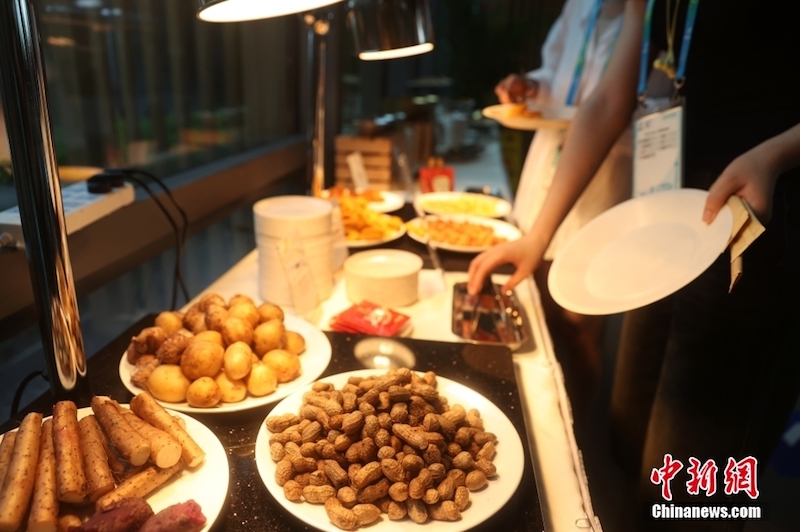 Sichuan : en visite au restaurant des médias au Centre principal des médias de l'Universiade de Chengdu
